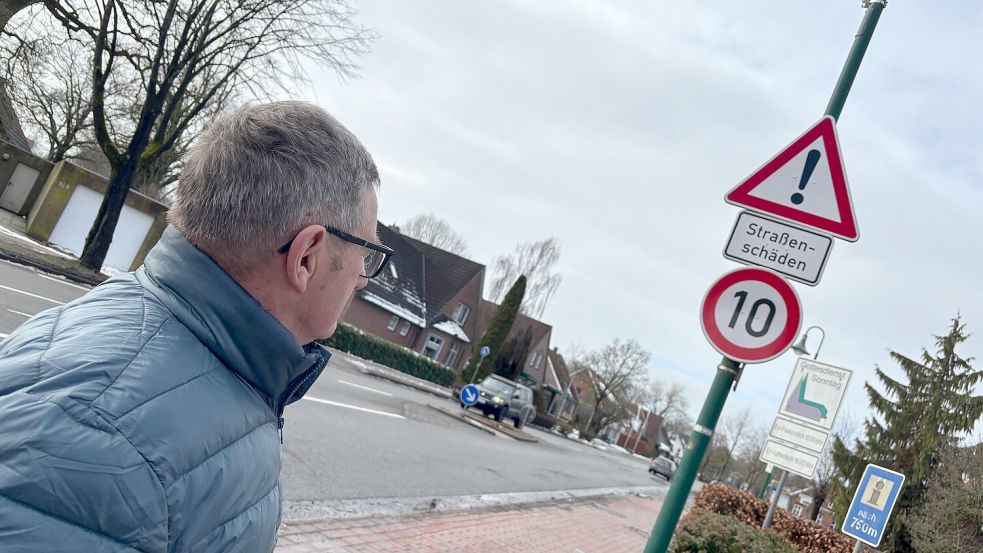 Diese Verkehrsschilder wurden am Dienstag, 17. Februar 2026, an der Ostertorstraße in Remels aufgehängt. Foto: Lars Löschen
