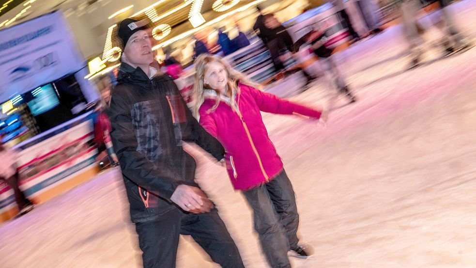 Die Eiszeit in der Nordseehalle in Emden lädt nicht nur zum Schöfeln ein. Hier kann am Sonnabend auch eine Party gefeiert werden. Foto: Klaus Ortgies