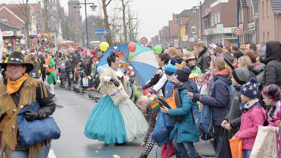 Ein großer Karnevalsumzug zieht sich am Sonntag wieder durch Papenburg. Foto: Archiv