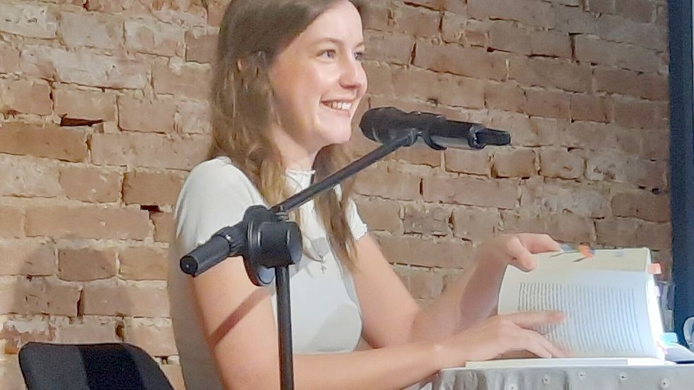 Die Autorin Sylvie Gühmann ist am Sonnabend im Bürgerhaus Jemgum zu Gast. Und sie bringt noch jemanden mit auf die Bühne. Foto: Bürgerhaus Jemgum