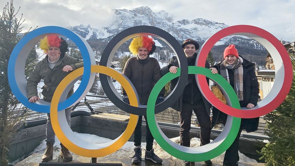 Aiko Hattermann und Janko Kevelaer (daneben) trafen in Cortina auch Freunde aus Oldenburg. Fotos: Privat