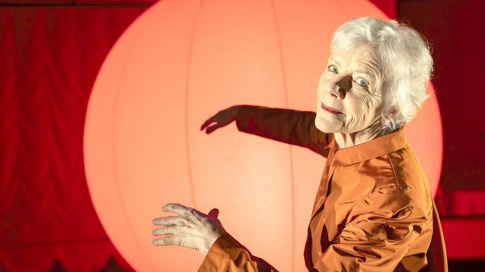 Geheimnisvolle alte Dame: Probenfoto mit Angelika Thomas für „Frau Yamamoto ist nicht da“ im Osnabrücker Theater Foto: Swaantje Hehmann