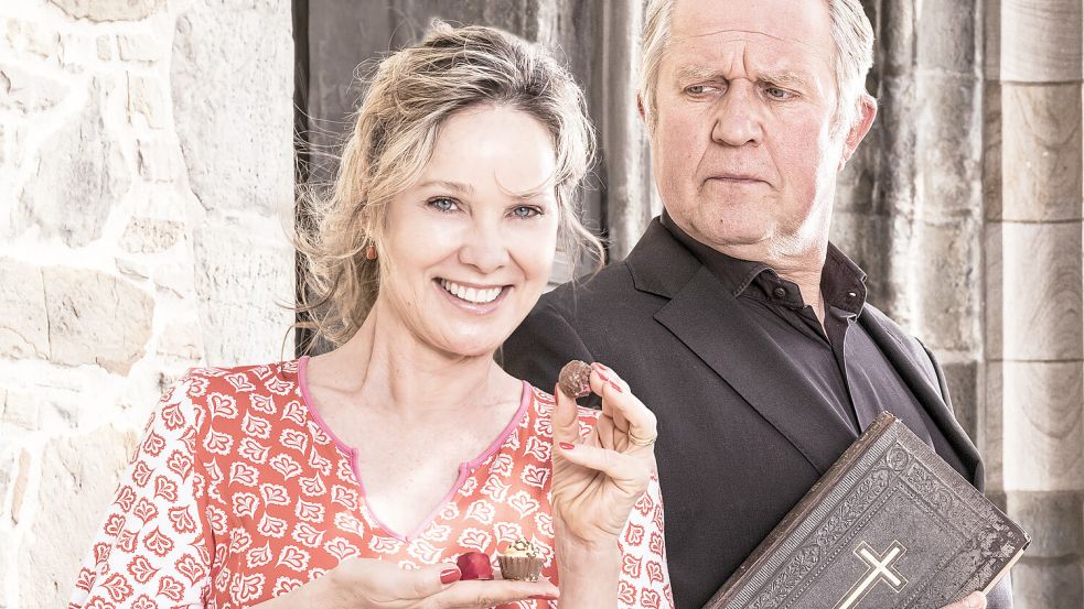 Ann-Kathrin Kramer und Harald Krassnitzer gastieren im Theater an der Blinke. Foto: Stefan Nimmesgern