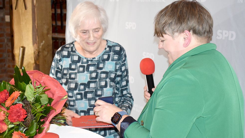 Die Co-Vorsitzende der SPD-Ortsvereins Osterfehn, Janneke Groote (rechts), übergab die Willy-Brandt-Medaille an Karla Graefe. Fotos: Henrik Zein