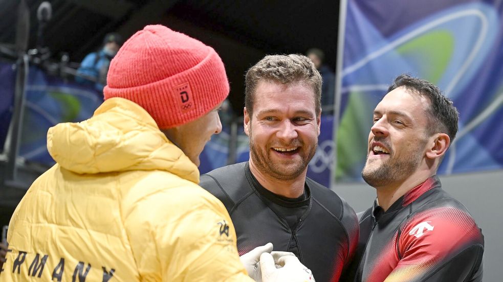 Francesco Friedrich (l) gratulierte als Erster. Foto: Robert Michael