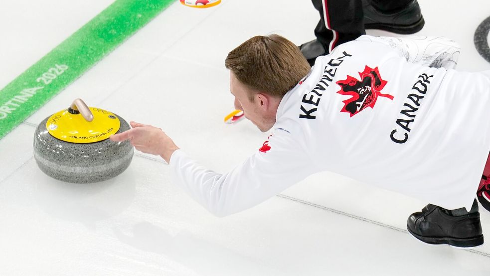 Doppelberührungen des Steins sind im Curling verboten. (Archivbild) Foto: David J. Phillip/AP/dpa