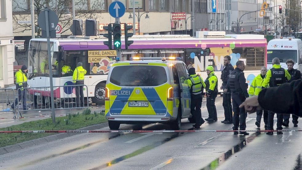 Der schwere Unfall passierte beim Mönchengladbacher Veilchendienstagszug. Foto: Michael Pollert/dpa