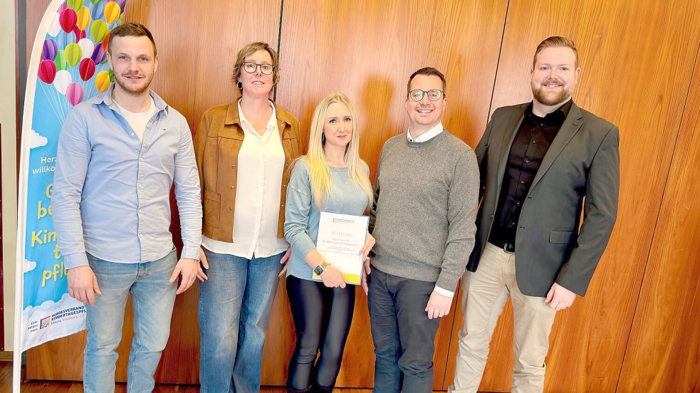 Madeleine Wienken (Mitte) bekam ihr Zertifikat im Beisein von (von links) Lasse Kelterborn (Volkshochschule Friesland/Wittmund), Janna Feyen (Familien- und Kinderservicebüro Wilhelmshaven), Marco Börgmann und Hendrik Dreischmeier (beide Kreisverwaltung Wittmund) überreicht.