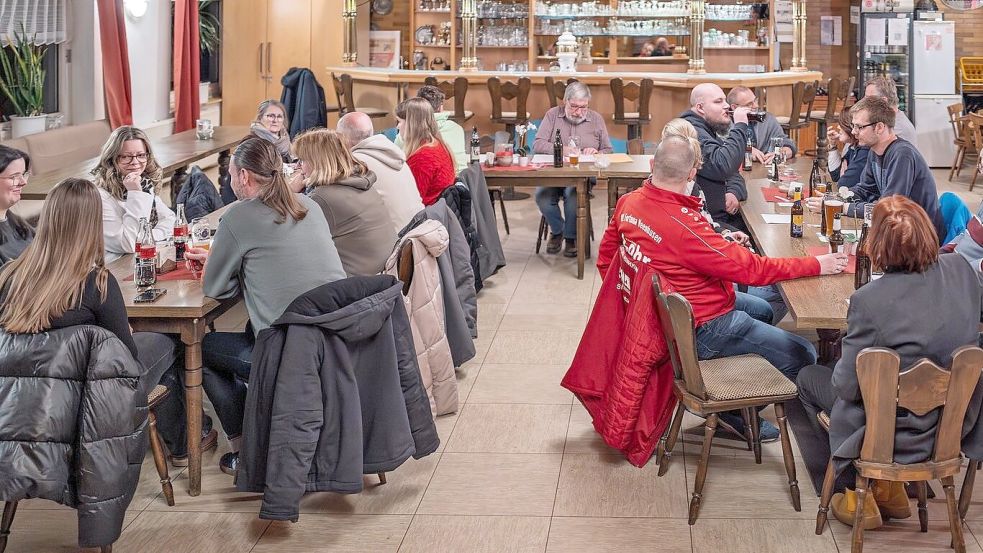 Vorsitzender Oswald Janssen (hinten, Mitte) begrüßte die Mitglieder des SPD-Ortsvereins Warsingsfehn-Veenhusen. Foto: privat