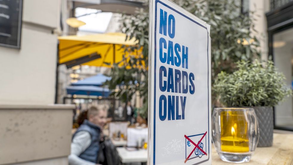In immer mehr Einrichtungen, Geschäften und Lokalen in den Niederlanden kann man nur mit Karte zahlen. Foto: Imago/Jochen Tack