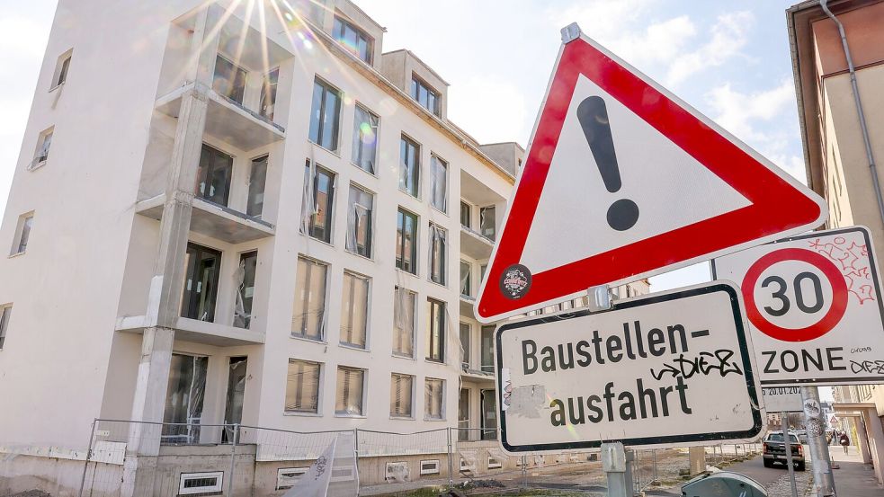 Der erste Anstieg der Baugenehmigungen seit 2021 macht etwas Hoffnung. Allerdings wird nicht jedes Projekt realisiert, weil die Kapazitäten der Baufirmen begrenzt und die Baukosten nach wie vor hoch sind. (Symbolbild) Foto: Jan Woitas
