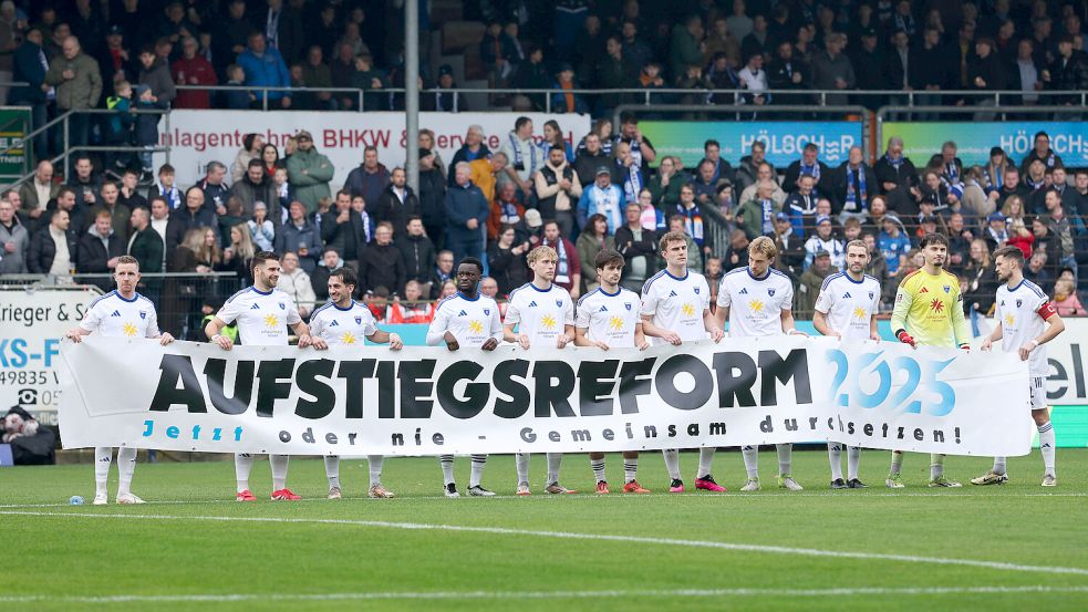 Auch der BSV Kickers Emden hatte sich der Initiative „Meister müssen aufsteigen“ angeschlossen und vor dem Auswärtsspiel in Meppen Anfang November dies mit diesem Plakat der Initiative auch nochmal dokumentiert. Foto: Imago