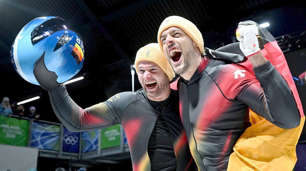 Johannes Lochner (Pilot, l) und Georg Fleischhauer (Deutschland) gewinnen im Zweierbob ihr erstes Olympia-Gold. Foto: Robert Michael