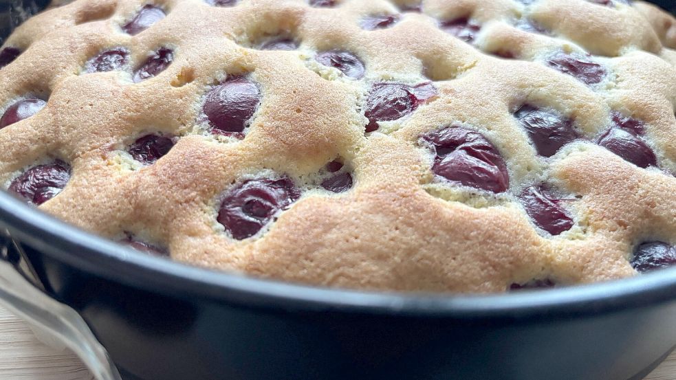 Der saftige Kirschkuchen ist ruckzuck zubereitet. Foto: Carmen Leonhard