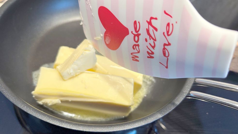 Für den Teig benötigt man Butter. Sie wird in einer Pfanne geschmolzen. Foto: Carmen Leonhard