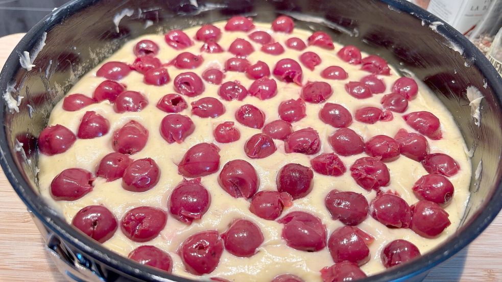 Reichlich Kirschen wandern in diesen Kuchen. Foto: Carmen Leonhard