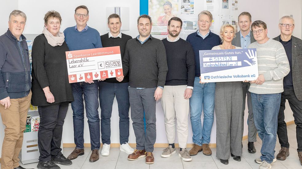 Freuen sich über den großen Erfolg und die Scheckübergabe der 33. Leeraner Weihnachtsverlosung (von links): Carsten Mohr (Werbegemeinschaft), Jutta Blank und Erwin Koops (Lebenshilfe Leer), Derk Schüür, 1. Vorsitzender Jan-Wilhelm Dörries und Felipe Schmitz (alle Werbegemeinschaft), Christian Brahms (1. Vorsitzender der Lebenshilfe Leer), Tanja Siemermann-Neuhaus (Kinderschutzbund), Christian Klapproth (Werbegemeinschaft), Christian Hildebrandt und der 1. Vorsitzende Richard Heeren (beide Kinderschutzbund Leer). Foto: Akka Olthoff