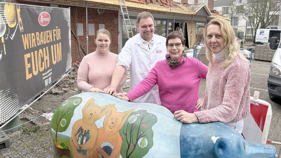 Jetzt ist die Fleischerei Bruns noch eine Großbaustelle. Nina Janssen (von links), Sören Mannott, Hedda Bruns-Mannott und Erika Ziemann sowie dem Team gelingt der Spagat zwischen Baustelle und Weiterarbeiten gerade ganz gut. Im März 2026 schon soll alles fertig sein. Foto: Susanne Ullrich