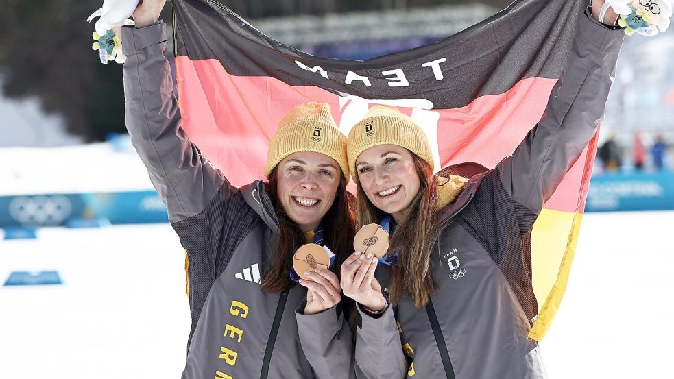 Coletta Rydzek (l) und Laura Gimmler haben die erste Medaille für die deutschen Langläuferinnen bei diesen Winterspielen gewonnen. Foto: Daniel Karmann