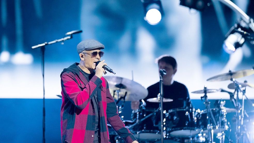 Der umstrittene Soul-Musiker Xavier Naidoo, hat bei einer Demo in Berlin mit Aussagen zu „Menschenfressern“ irritiert. (Archivbild) Foto: Rolf Vennenbernd/dpa