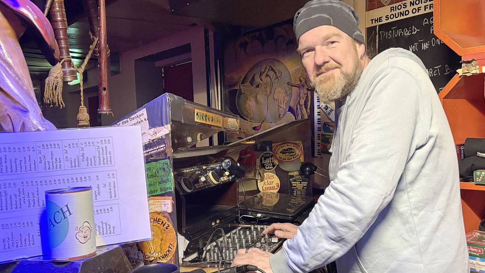 Wenn möglich, kümmert sich Karsten Flick selbst um die Musik im Kultkeller „Dr. Jack“. Foto: Susanne Ullrich