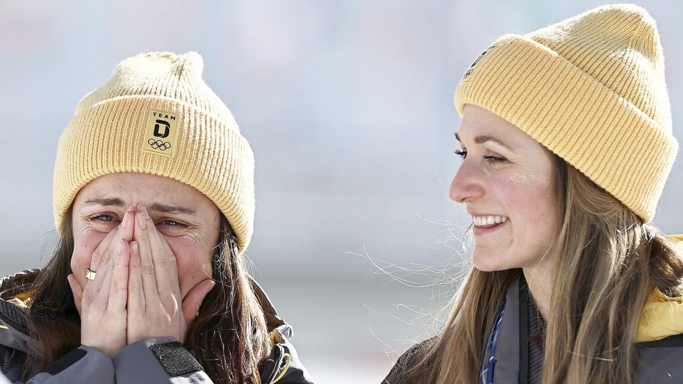 Freude bei Coletta Rydzek (l) und Laura Gimmler. Foto: Daniel Karmann