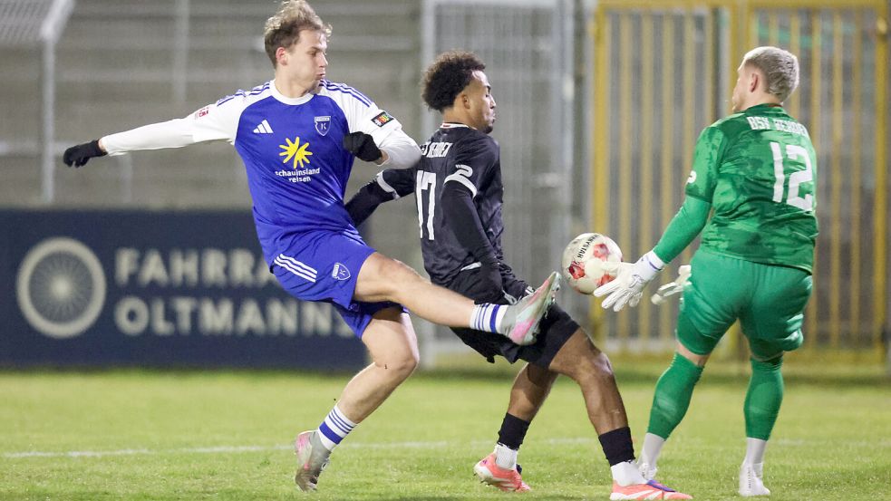 David Schuller (links) steuerte ein Tor und eine Vorlage zum Emder 3:1-Sieg gegen Rehden bei. Foto: Jens Doden/Emden