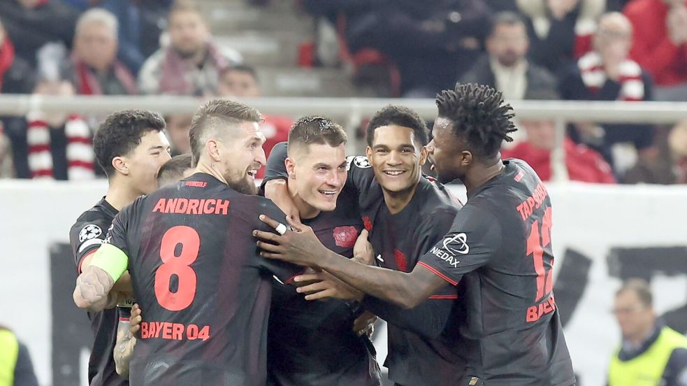 Leverkusen jubelt über das Tor von Patrik Schick bei Olympiakos Piräus. Foto: Yorgos Karahalis