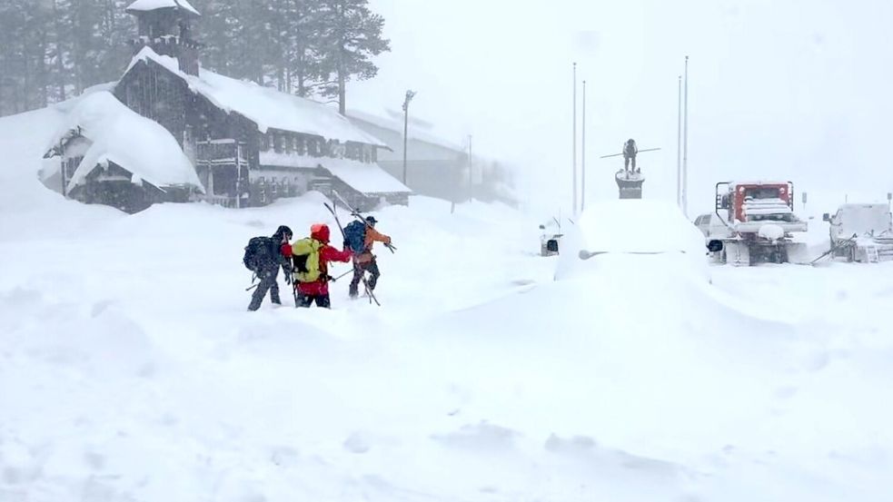 Mitglieder des Rettungsteams machen sich bei extremen Bedingungen auf den Weg. Foto: -/Nevada County Sheriff’s Office