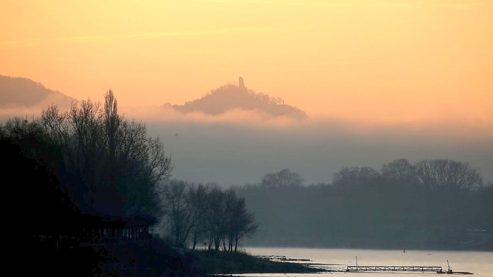 „Westalgie“ bezeichnet eine nostalgische Sehnsucht nach der alten Bundesrepublik - hier der Drachenfels bei Bonn im Morgenlicht. (Archivbild) Foto: Oliver Berg