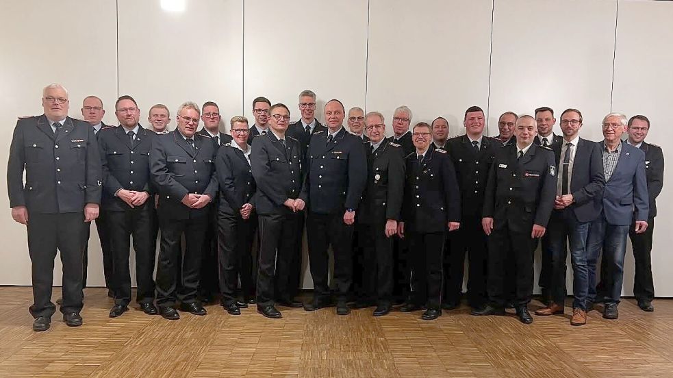 Die Kameradinnen und Kameraden in Neermoor sowie deren Gäste stellten sich bei der Jahreshauptversammlung für ein Erinnerungsfoto auf. Foto: privat