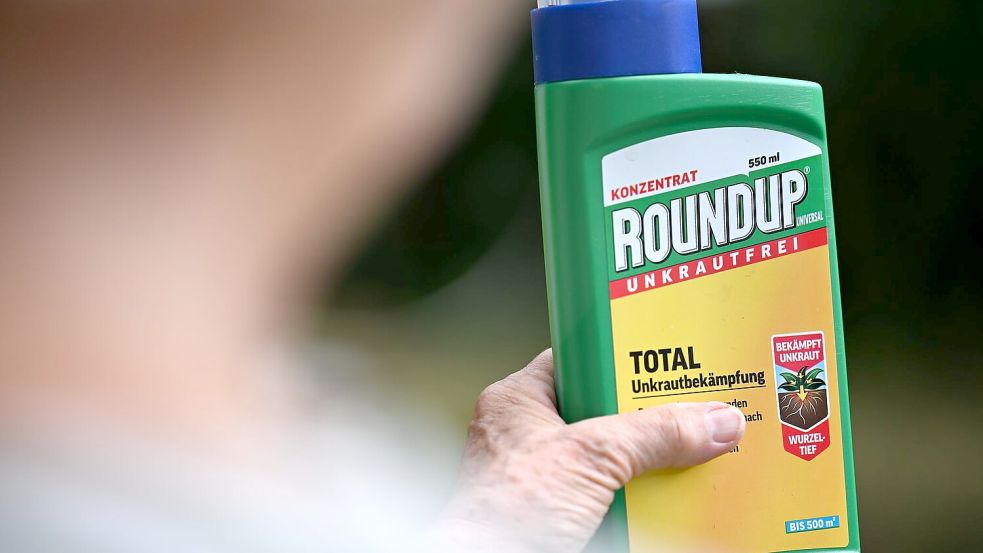 Das Glyphosat-Produkt Roundup, von dem es mittlerweile auch eine glyphosatfreie Variante gibt, kommt auch in Europa zum Einsatz. Foto: Wolf von Dewitz/dpa