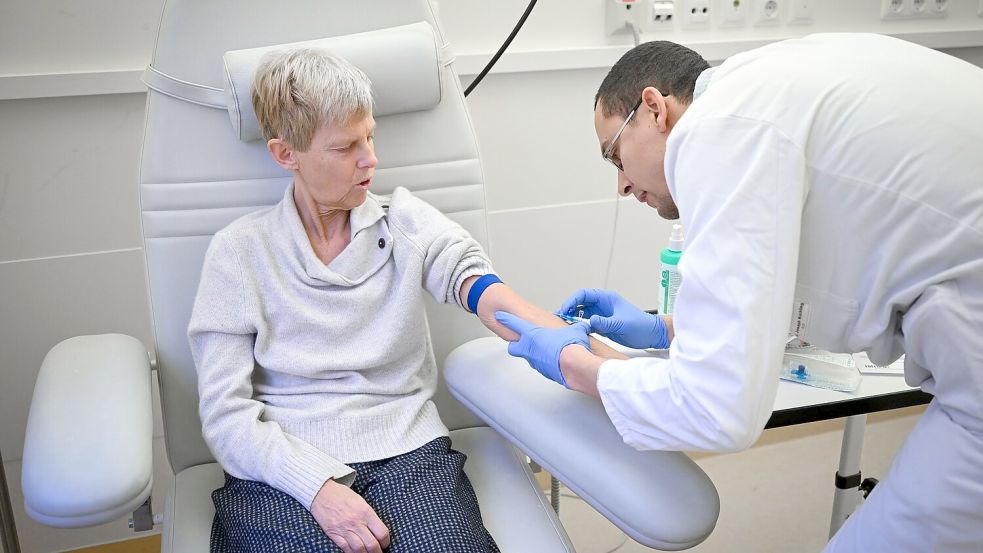 Bei Lecanemab ist alle zwei Wochen eine Infusion nötig, bei Donanemab alle vier Wochen. (Illustration) Foto: Jens Kalaene