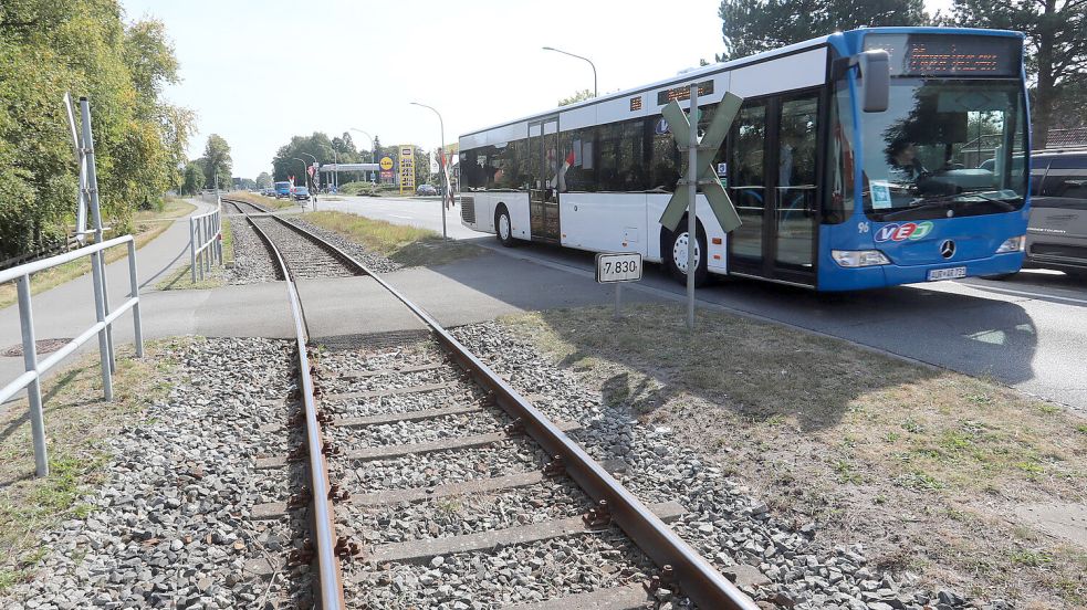 Die derzeit nur für Güterverkehr genutzte Bahnlinie verläuft parallel zur Bundesstraße durch Moordorf.Foto: Romuald Banik