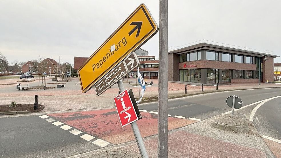 Bei einem Verkehrsunfall im Kreisel in Westrauderfehn ist das Verkehrsschild, das sich auf einer Verkehrsinsel befindet, beschädigt worden. Foto: Carsten Ammermann
