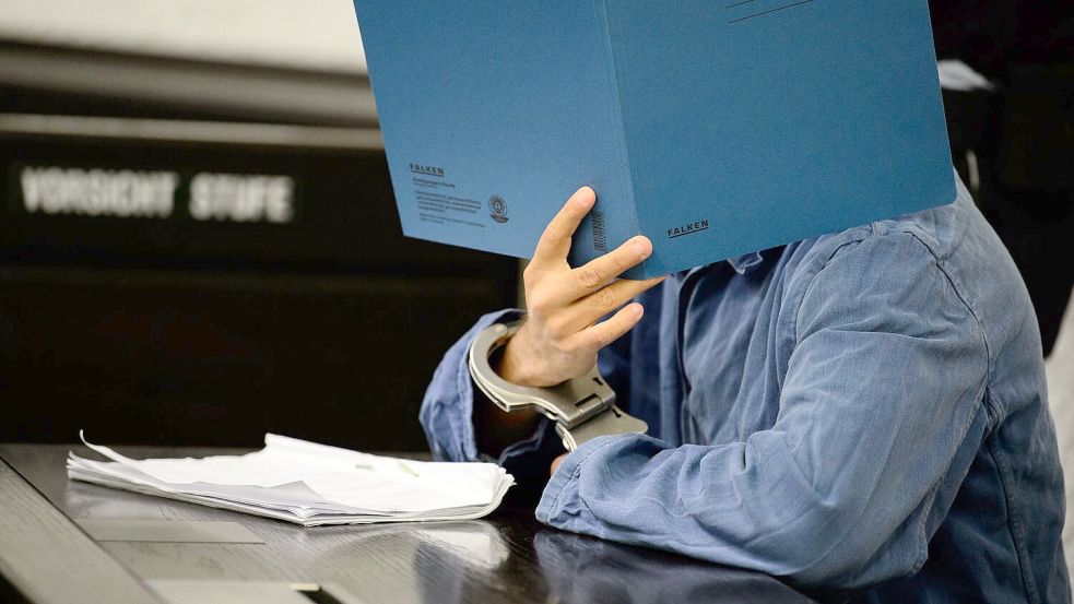 In Deutschland wurden sowohl Deutsche als auch Staatsangehörige anderer Nationen, die sich einst der IS-Terrormiliz angeschlossen hatten, wegen Kriegsverbrechen verurteilt. (Archivbild) Foto: Sina Schuldt