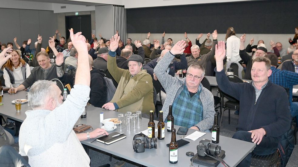 Bei der Jahreshauptversammlung des Fischereivereins Rhauderfehn im Vereinsheim in Ostrhauderfehn wurde zum Abschluss noch einmal kontrovers diskutiert. Ein Antrag auf Absetzung von zwei Ausbildern wurde mehrheitlich abgelehnt. Fotos: Holger Weers