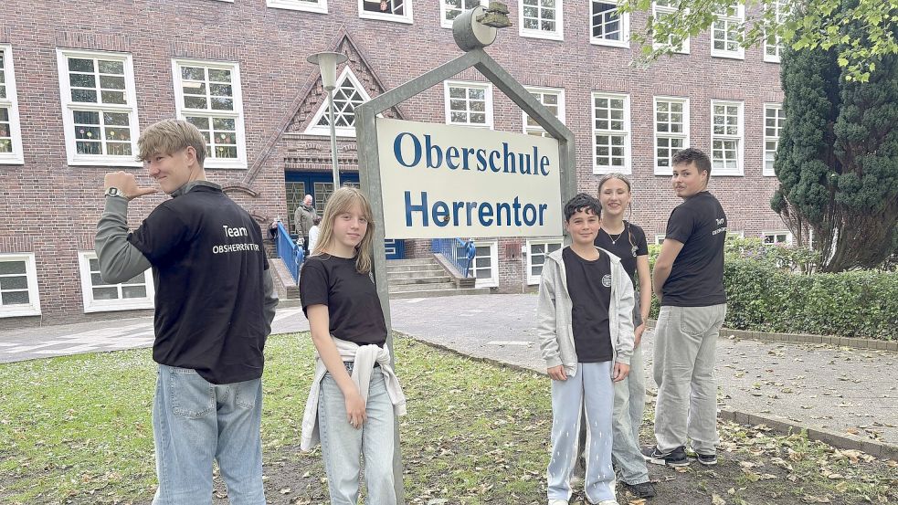 Schülerinnen und Schüler hatten sich leidenschaftlich für ihre Herrentorschule eingesetzt, die nach einem Ratsbeschluss erhalten bleibt. Für andere Schulen gibt es dadurch viele Fragen. Fotos: Mona Hanssen/Archiv