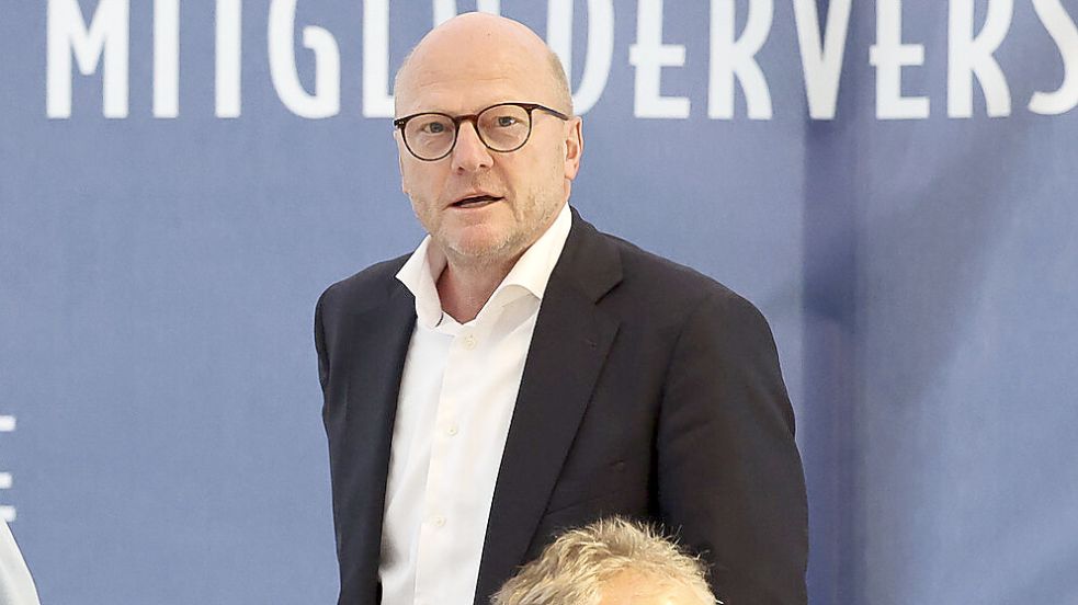 Kickers-Vorsitzender Hendrik Poppinga (oben) versucht, mit weiteren Informationen und Gutachten das Amtgericht Aurich noch zu überzeugen. Foto: Doden/Emden