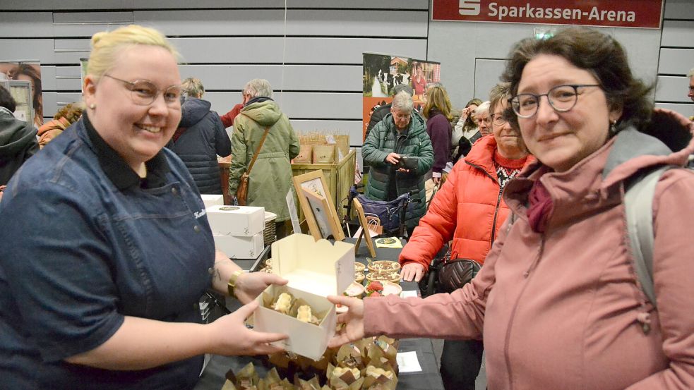 Bei der Genuss-Messe in der Auricher Sparkassen-Arena können die Besucher sich unter anderem über regionale Leckereien informieren und vieles auch direkt probieren. Foto: Aiko Recke/Archiv