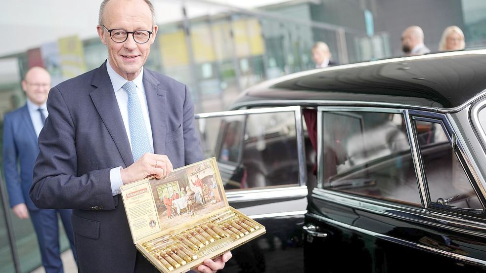Kanzler und CDU-Chef Friedrich Merz inspiziert vor dem CDU-Parteitag in Stuttgart eine Limousine, wie sie der erste Kanzler Konrad Adenauer (CDU) zuletzt als Dienstkarosse genutzt hatte. Foto: Kay Nietfeld/dpa