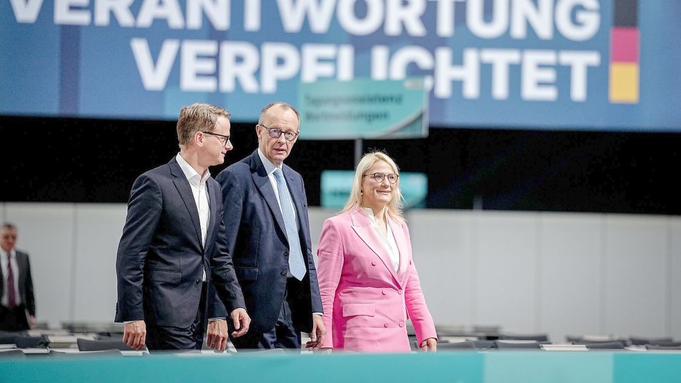Vor dem CDU-Delegiertentreffen in Stuttgart schauen sich Kanzler und Parteichef Friedrich Merz, Generalsekretär Carsten Linnemann und dessen Stellvertreterin Christina Stumpp die Parteitagshalle an. Foto: Kay Nietfeld/dpa