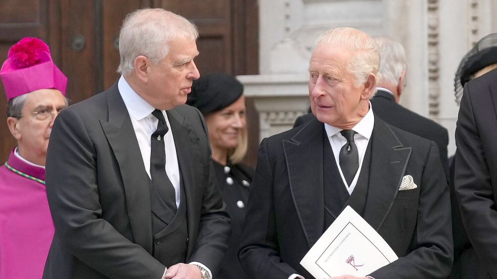 Andrew wurde festgenommen, sein Bruder Charles sichert der Polizei seine Unterstützung zu. Foto: Joanna Chan/AP/dpa