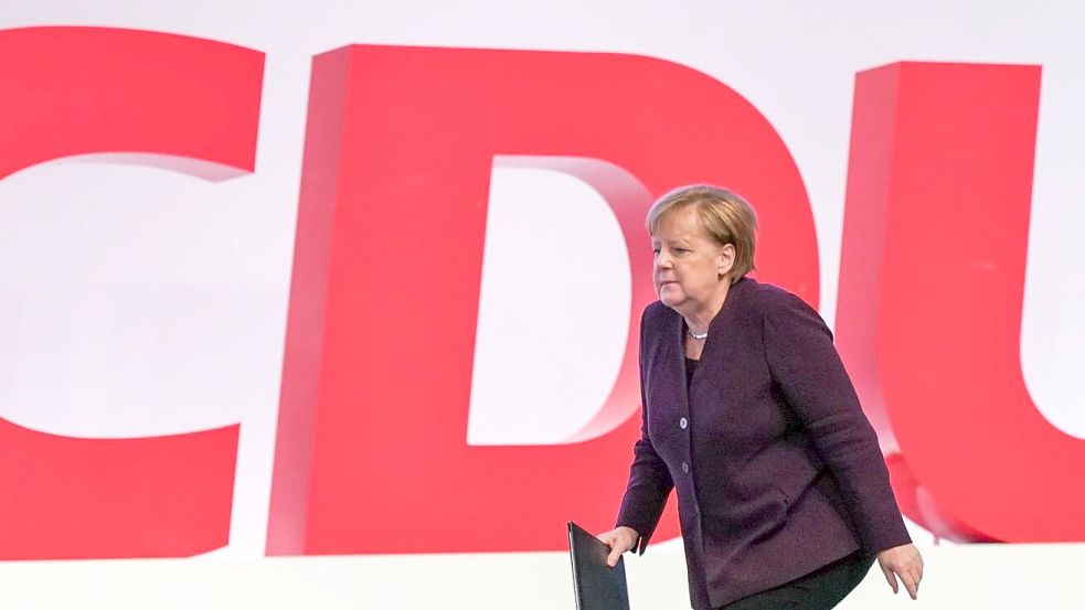 Sie kehrt nach langer Abwesenheit zurück. Angela Merkel wird in der ersten Reihe sitzen, wenn Merz redet. Foto: Kay Nietfeld