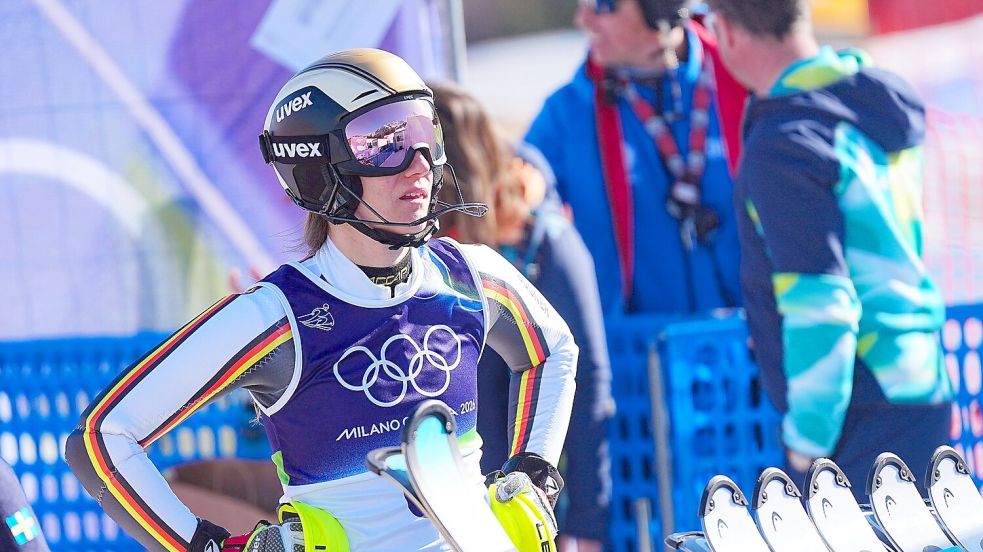 Fassungslos im Zielbereich: Lena Dürr war im Slalom auf Medaillenkurs, dann fädelte sie am ersten Tor ein. Foto: Michael Kappeler