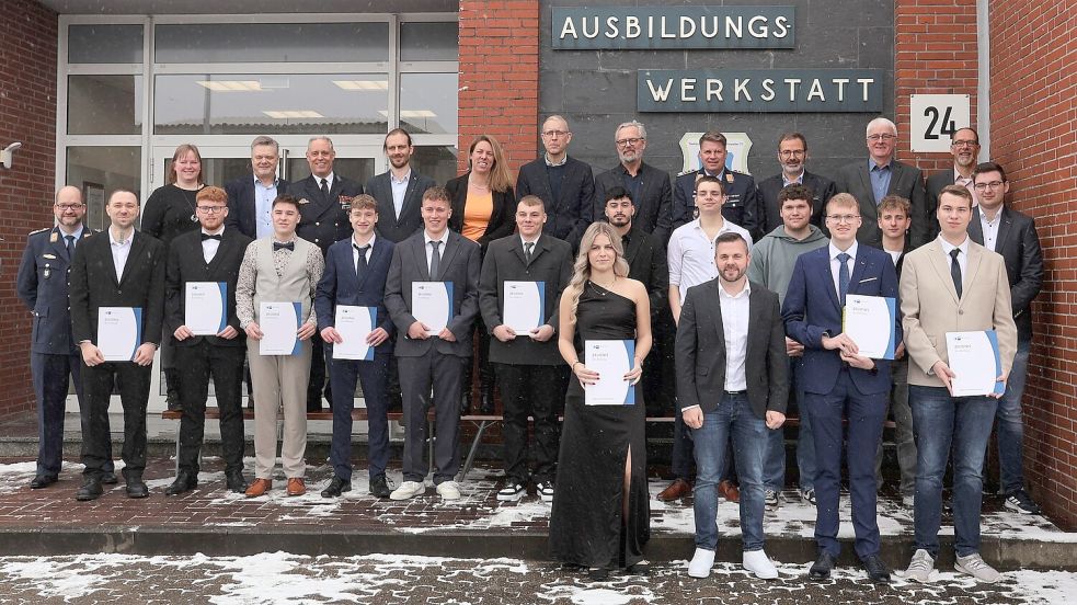 Bei der Freisprechung in Wittmund zugegen waren (hintere Reihe, von links): Petra Feldmann und Frank Happe (Wirtschaftsförderkreis Harlingerland), Kapitän Christian Clausing (Leiter Karrierecenter Wilhelmshaven), Richard Bardelle und Elke Urban (IHK Emden), Dieter Saathoff, Dirk Lammers, Oberst Knipper (Leiter Karrierecenter Hannover), Erwin Schultz, Theo Eilers und Thomas Hamann sowie (vordere Reihe, von links): Oberstleutnant Clemens (stellvertretender Kommandeur Technische Gruppe TaktLwG 71 „R“), Sven-Eric Seidler, Jonathan Mai, Cedric Opel, Lukas Noormann, Keno Hedemann, Marvin Gerdes, Insa Ubben, Sebastian Schlicker, Fabian Schappert, Sven Kampen, Leon Kähny, Jonas Wirmann, Sander van der Velde, Sven Rocco Schulze und Sven Meyer. Foto: privat