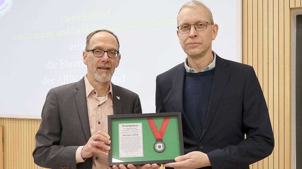 Der Leiter der Ausbildungswerkstatt Thomas Hamann (links) überreicht BBS-Abteilungsleiter Dieter Saathoff eine Ehrenurkunde. Foto: privat