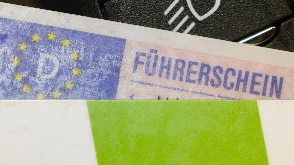 Bisher hat man den Führerschein als festes Dokument bei sich – inzwischen haben die meisten einen Kartenführerschein. Bald kann man ihn auf das Smartphone laden. Foto: Robert Michael/dpa