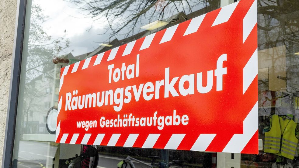 Bald noch ein leeres Schaufenster? Zweirad Röwer in der Dielingerstraße in Osnabrück gibt auf. Politiker und Experten blicken mit Sorge auf die Entwicklung der Innenstadt. Foto: Benjamin Beutler