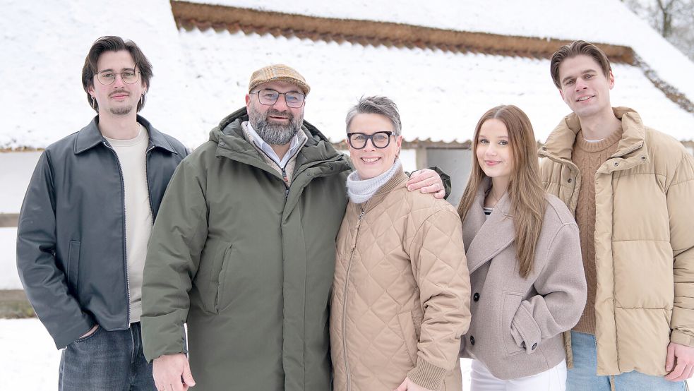 Sven Stratmann, hier mit seiner Frau Sandra und den drei gemeinsamen Kindern vor dem „Saterhaus“ – Hof Deddens, im Museumsdorf Cloppenburg. Im September will er als parteiloser Einzelbewerber für das Bürgermeisteramt im Saterland kandidieren. Foto: Privat